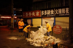 ”一边不断地用水枪冲刷着彩砖上的污渍